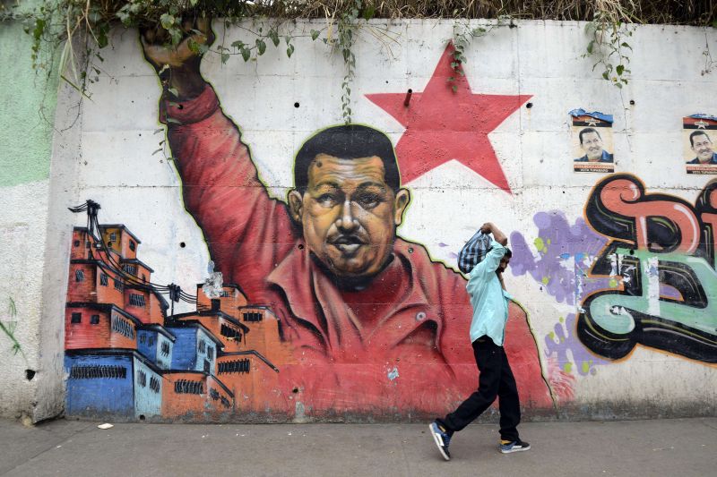 Mural do presidente Chávez em Caracas: líder venezuelano sofreu quarta cirurgia relacionada ao câncer três semanas atrás e está acamado desde então | Leo Ramirez/AFP