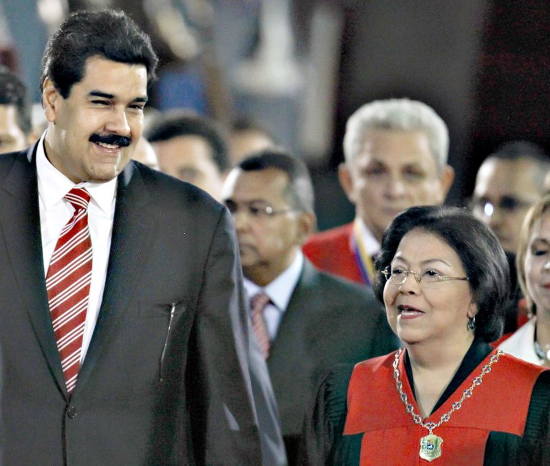 Vice-presidente Nicolás Maduro e a chefe da Suprema Corte Luisa Estella Morales, que afirma ter notícias de Chávez | Carlos Garcia Rawlins/Reuters