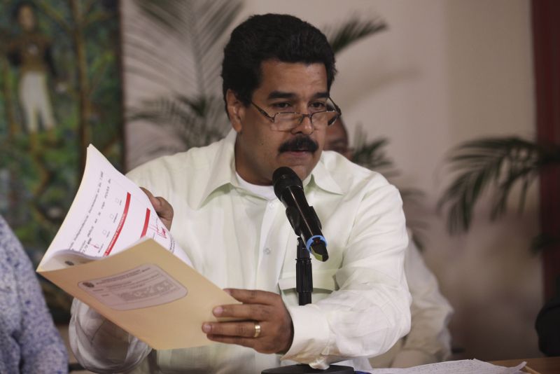 Nicolás Maduro mostrou na tevê venezuelana um documento que teria sido recém-assinado por Chávez | Miraflores Palace/Handout/Reuters