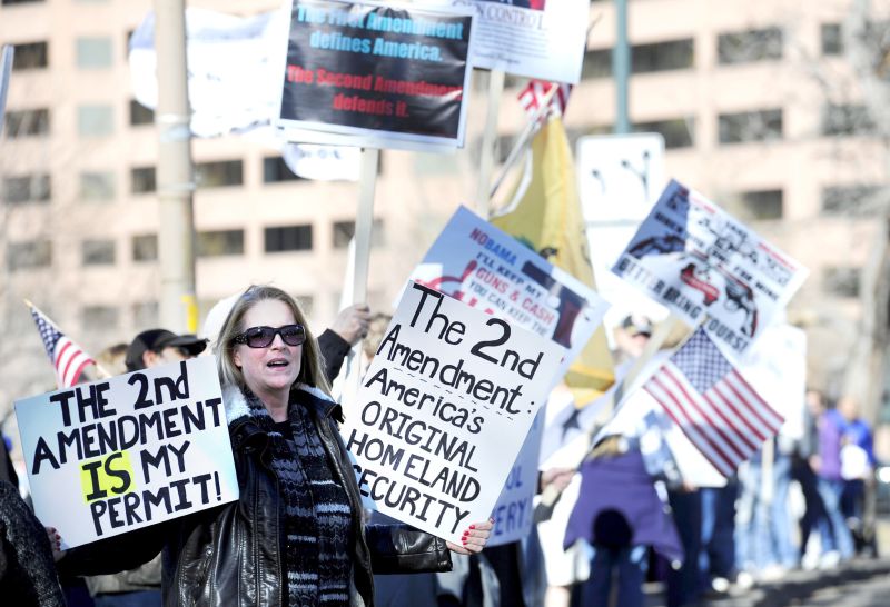 Moradores de Parker, no estado do Colorado, protestam contra as medidas para controlar a venda de armas de fogo que estão sendo preparadas pelo governo federal | Mark Leffingwell/Reuters