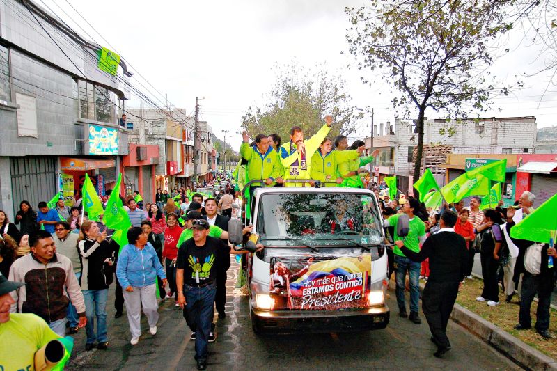 Rafael Correa (centro) durante campanha em Quito | José Jácome/EFE