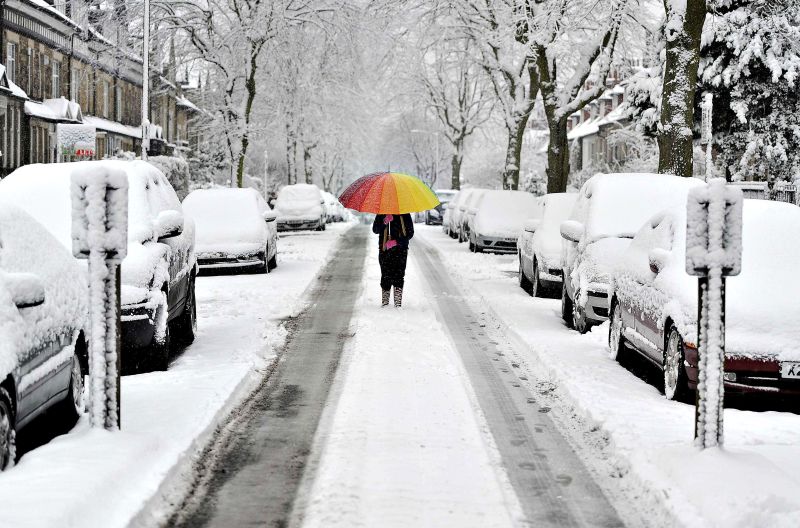 Garota caminha por rua em Knaresborough, na Inglaterra | Nigel Roddis/Reuters