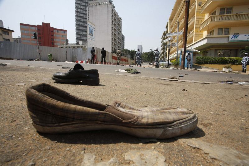 Calçados abandonados em rua do distrito de Plateau, onde uma multidão perdeu o controle | Thierry Gouegnon/Reuters