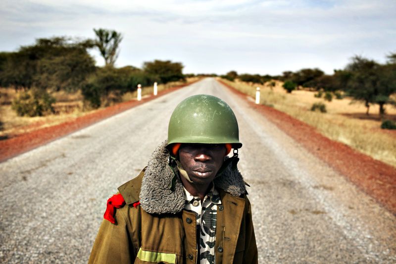 Soldado Ousmane Cisse monta guarda em estrada de Sevare | Joe Penney/Reuters