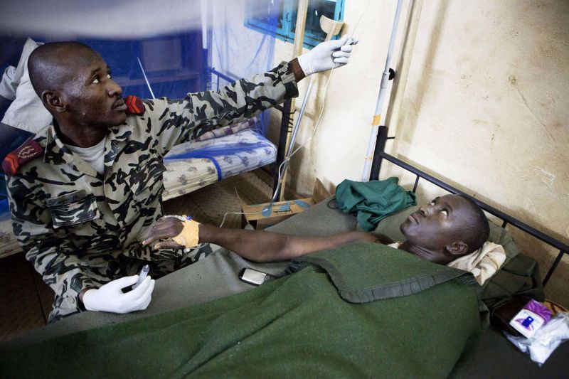 Ferido em combate, soldado malinense recebe atendimento | Malin Palm/Reuters