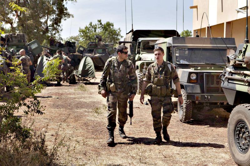 Soldados franceses montam base na cidade de Bamaco para impedir avanço de rebeldes | Joe Penney/Reuters