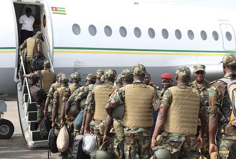 Tropas do Togo embarcam para o Mali. Ao menos oito países da África Ocidental, incluindo Chade, Togo e Nigéria, prometeram contingentes em apoio ao exército francês | REUTERS/Noel Kokou Tadegnon