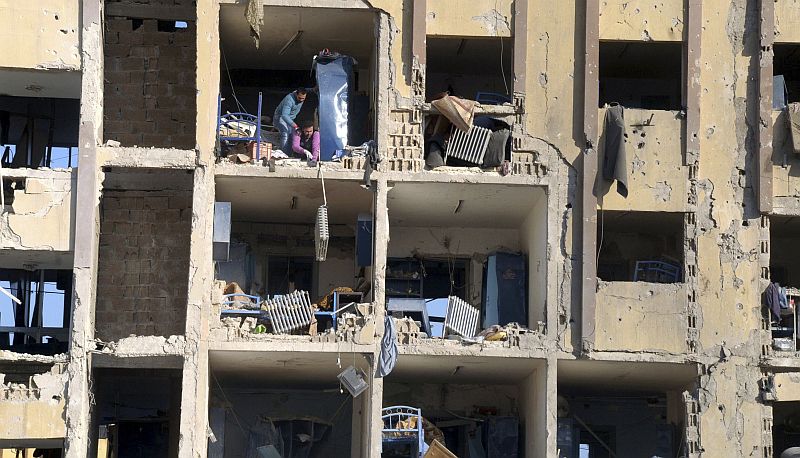 Parte do prédio da Universidade de Aleppo, na Síria, bombardeado nesta terça-feira (15) | REUTERS/SANA