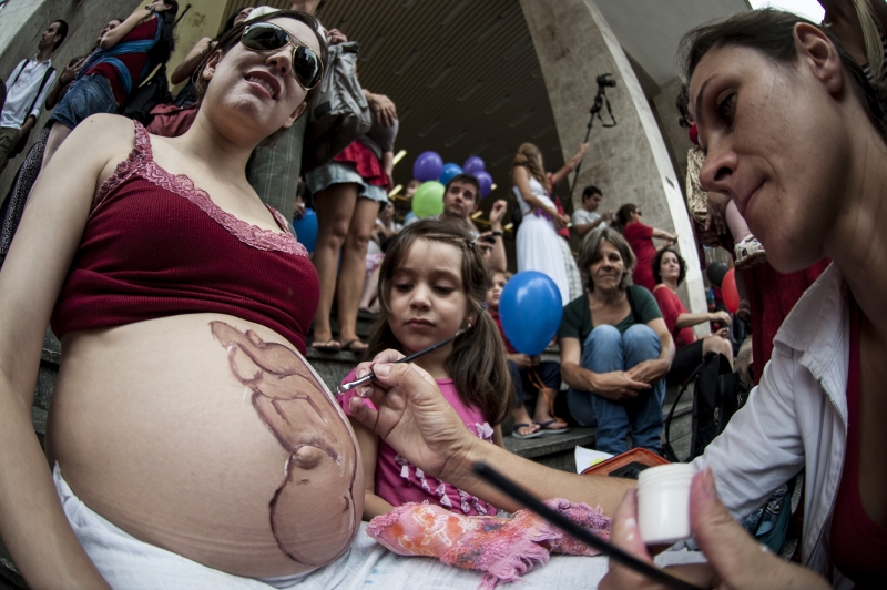 Manifestantes defendem a presença das doulas durante o parto | Agência Brasil