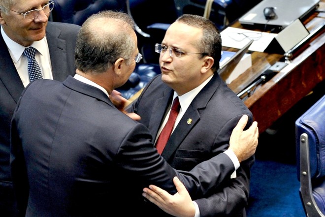 Renan (de costas) conversa com o senador Pedro Taques (PDT-MT): candidato do grupo dos independentes recebeu 18 votos |