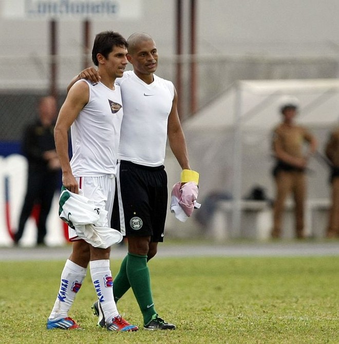 Destaques dos rivais, os veteranos Lúcio Flávio (esq.) e Alex (dir.) não brilharam e deixaram o gramado como velhos amigos |