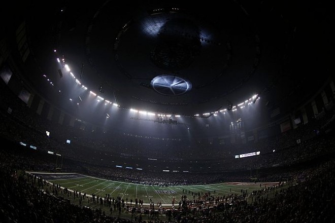 Superdome no breu durante apagão de quase 40 minutos no Superdome |