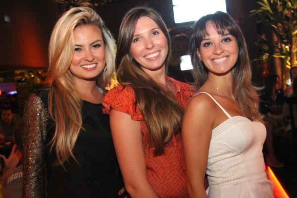 As amigas Alessandra Marcon, Verena Barea e Tatiana Machado curtiram a noite de quinta-feira do TAJ ao som do DJ Kojake, com sets de house e lounge music | Kauana Bechtloff