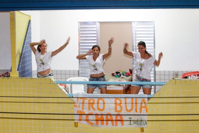 Sacadas de prédios e casas viraram camarotes para alguns foliões privilegiados |