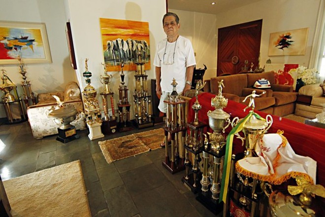 Sem sede, sem CT, sem estádio e sem time, Sueo Matsubara fez da sua casa a sala de troféus do clube |