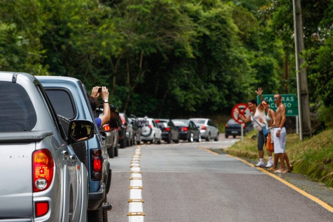 Logo pela manhã, a fila para travessia já era longa, aumentando ainda mais pela tarde |