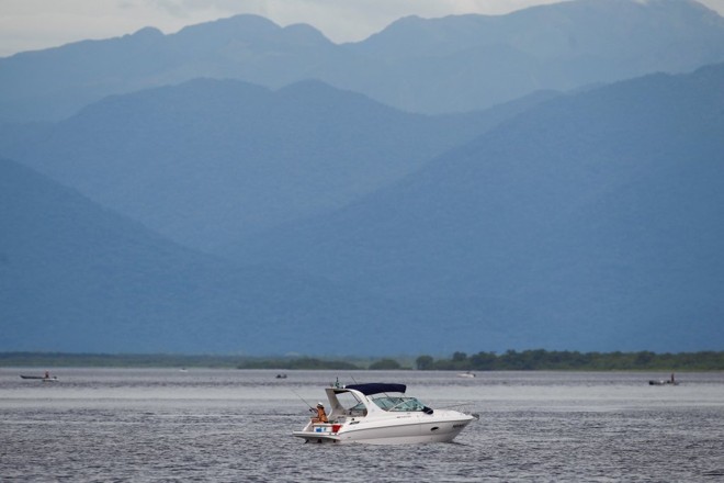 Teve quem preferiu escapar do movimento para pescar com tranquilidade na baía de Guaratuba |