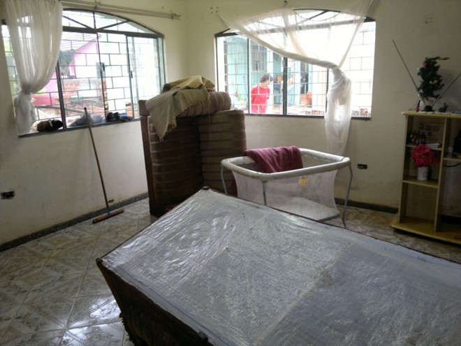 A enchente destruiu móveis |