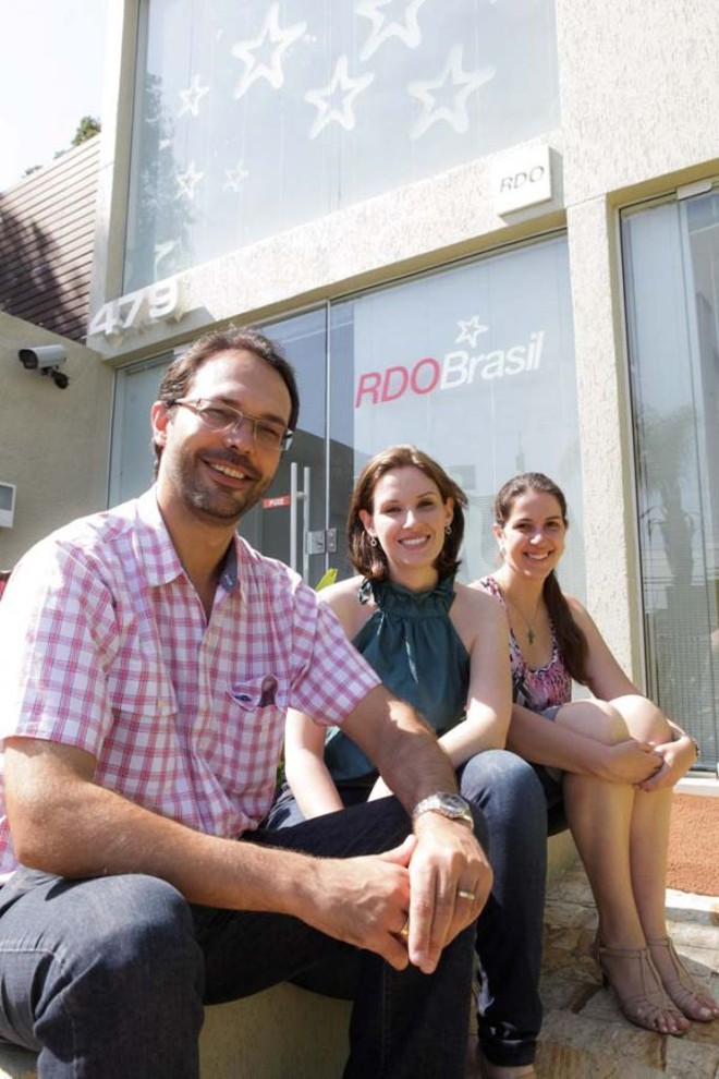 A jornalista Aline Cambuy (à dir.) juntou-se ao designer gráfico Leandro Roth e à jornalista Gabriela Sguarizi, proprietários do Grupo de Comunicação RDO. Ela é a responsável pela área de comunicação empresarial da agência de publicidade curitibana RDO Brasil, que atua há dez anos no mercado |