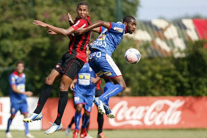 Volante Hernani foi um dos destaques do ATlético na vitória sobre o Cianorte |