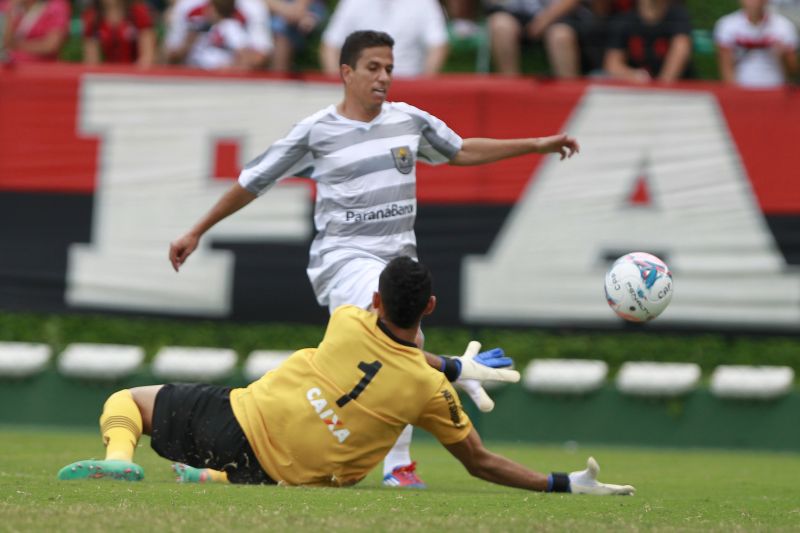 Goleiro Santos salvou o Atlético em lance perigoso no primeiro tempo | Henry Milléo / Gazeta do Povo