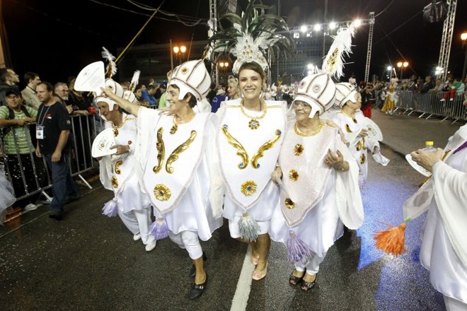 A primeira-dama de Curitiba, Marcia Fruet, no desfile do Rancho das Flores |