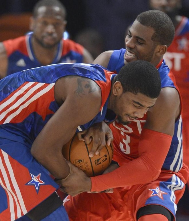 Kyrrie Irving defende a bola de Chris Paul | 