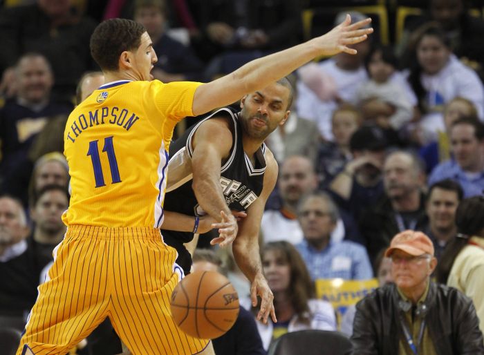 Tony Parker, do San Antonio Spurs, à direita, em confronto com Klay Thompson, do Golden State Warriors | REUTERS/Robert Galbraith