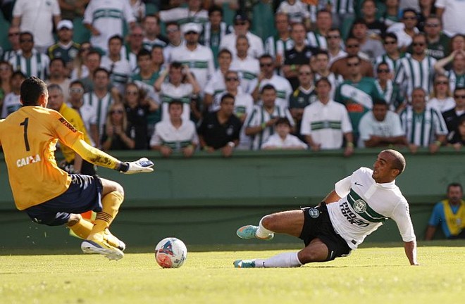 Gil divide com o goleiro Santos no lance que gerou bate-boca entre os jogadores no primeiro tempo | 