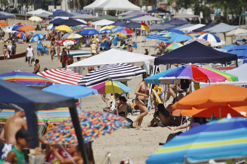 Tempo bom atraiu os veranistas | Daniel Castellano/Agência de Notícias Gazeta do Povo