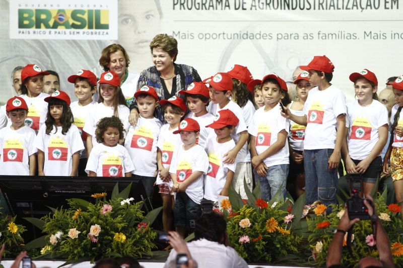 Dilma entre crianças de assentamento de Arapongas: programa de agroindustrialização lançado no Paraná também tem um componente pré-eleitoral, aplacar a insatisfação do movimento sem-terra com o ritmo lento das desapropriações no atual governo | Roberto Custódio/Jornal de Londrina