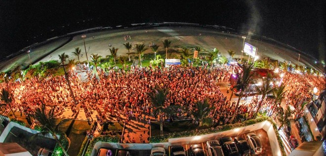 Trio elétrico levou muitos foliões para a Avenida Atlântica |