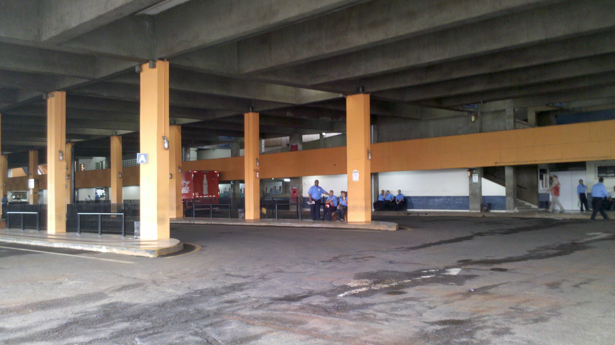 Com a greve, o terminal de Londrina amanheceu sem nenhum ônibus nesta sexta-feira | Fábio Silveira/JL