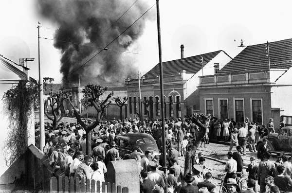 Flagrante do incêndio ocorrido na Avenida do Batel em 1941, quando o fogo destruiu a Fabrica de Cera Kosmos, arrasando-a totalmente | Acervo Cid Destefani