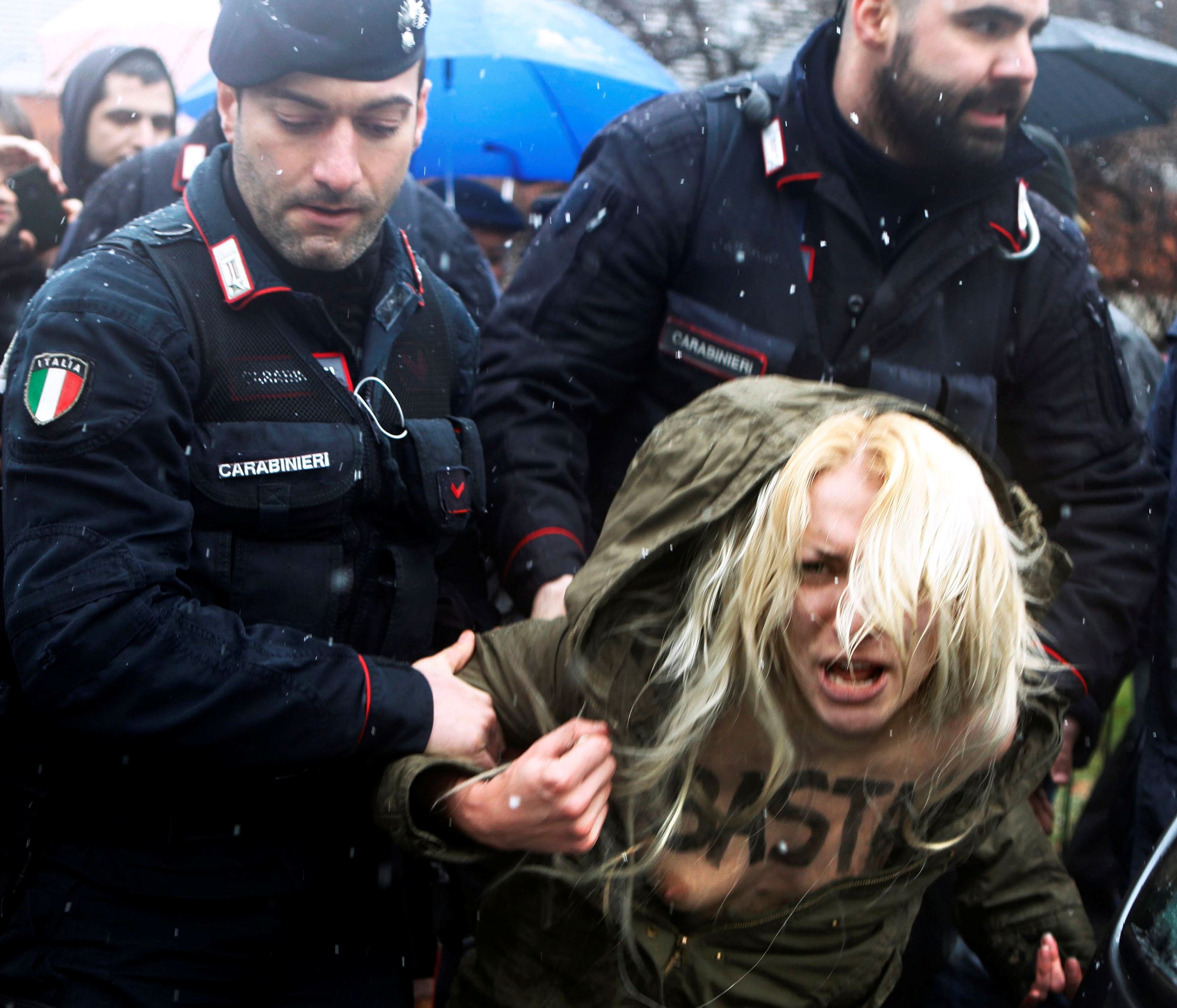 Manifestante é detida pela polícia italiana | REUTERS/Cezaro De Luca