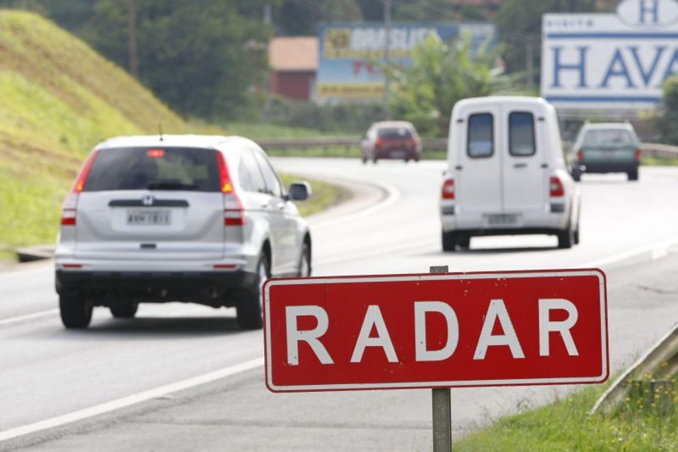 Radar placebo do Km 109, da BR-277, sentido Ponta Grossa Campo Largo: compatibilidade tecnológica zero, efeito psicológico nem tanto | Aniele Nascimento/Gazeta do Povo