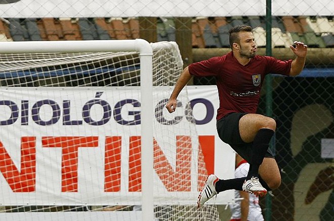 Bruno Batata comemora o primeiro gol do J.Malucelli diante do Paraná |