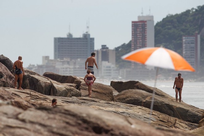 O tempo chuvoso do fim de semana ficou para trás e os banhistas puderam aproveitar o último dia do feriadão |