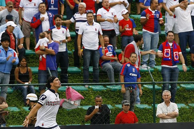 Argentino JJ Morales comemora seu primeiro gol com a camisa do Paraná, diante do J.Malucelli |