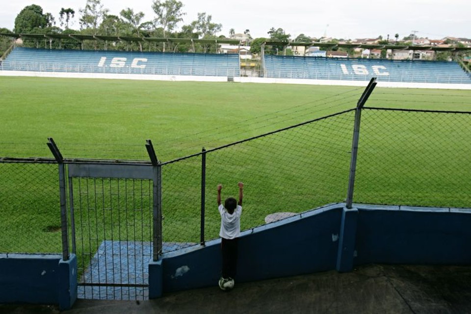 Pensando na volta do futebol profissional, a prefeitura de Irati não se descuidou do Estádio Coronel Emílio Gomes, que recebe os garotos da cidade | Josué Teixeira/Gazeta do Povo