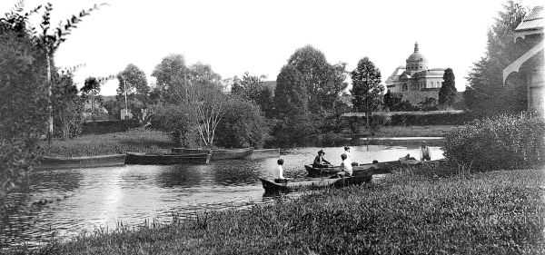 O Passeio Público foi durante um século o único lugar popular de lazer e divertimento do curitibano. Foto do lago e canoas em 1924; ao fundo, o prédio da Universidade | Arquivo pessoal Cid Destefani
