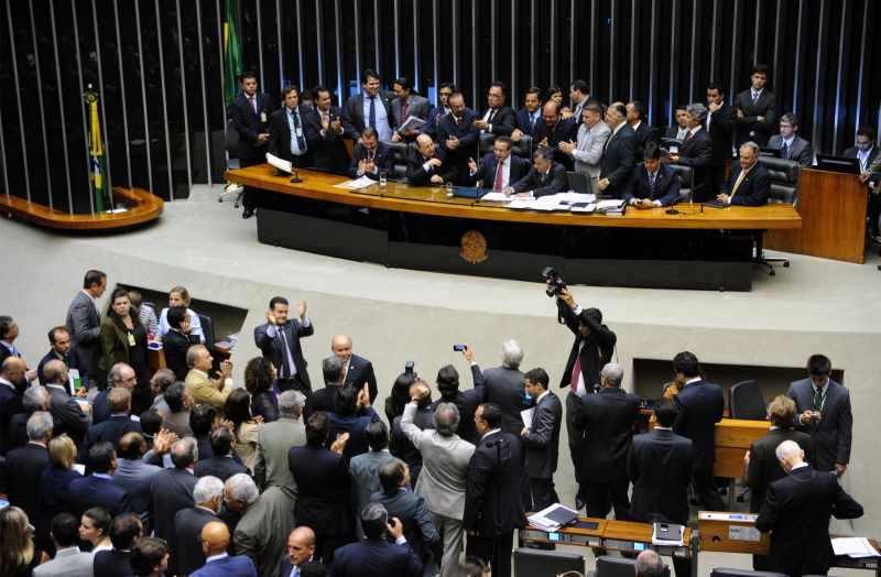 Deputados comemoram a aprovação do decreto que acaba com o 14º e 15º salários para deputados e senadores, mas mantém benefício no início e no fim do mandato | Laycer Tomaz / Câmara dos Deputados / Divulgação