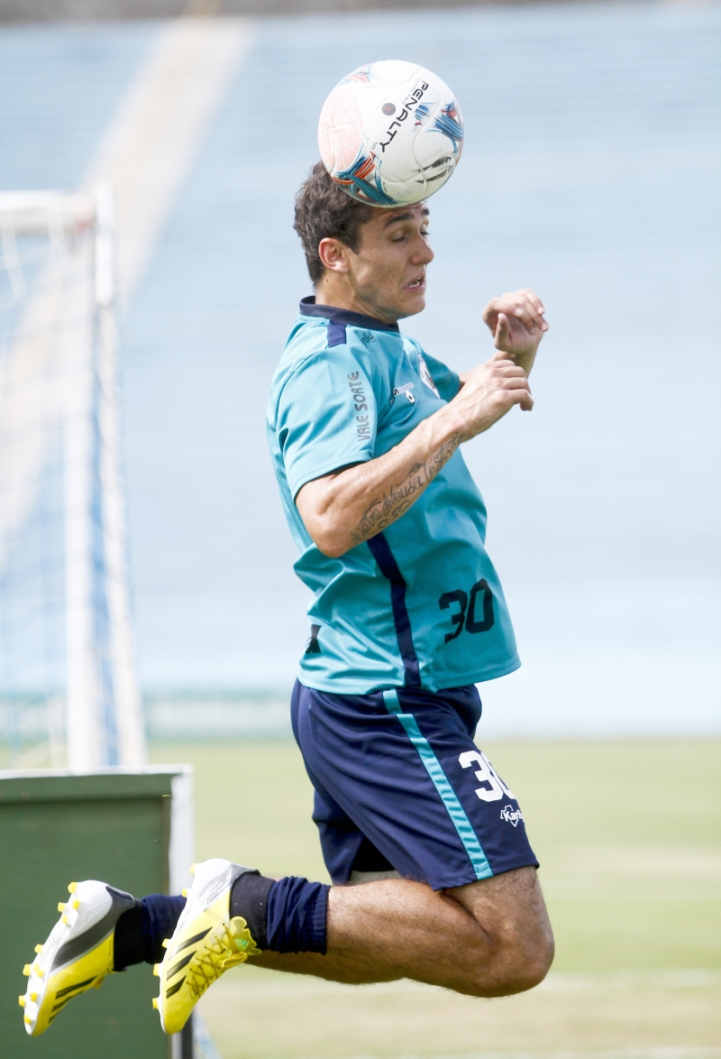 O meia Vinícius pode aparecer no time no lugar do volante Bruno, suspenso | Roberto Custódio/ Jornal de Londrina