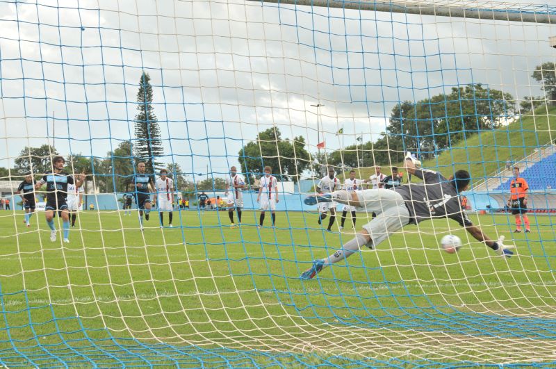 Germano cobra a penalidade, sem defesa para o goleiro Santos, e abre o placar para a vitória do Londrina | Carllos Bozelli/Jornal de Londrina