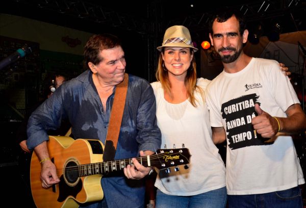 A ex-vereadora Renata Bueno foi chamada ao palco minutos antes do encerramento do show de Jerry Adriani na Quadra Cultural, no último sábado. O organizador Arlindo Ventura, o Magrão (à dir.), fez questão de chamá-la em agradecimento ao apoio dela para a realização das cinco edições do evento | Thiago Fernandes