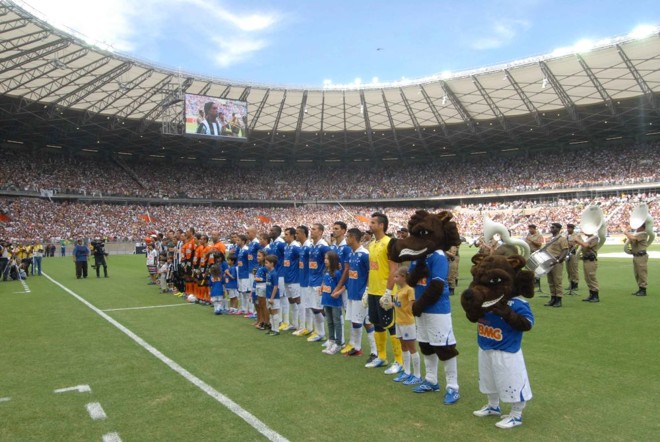 Cerimônia antes do clássico que marcou a reabertura do Mineirão |