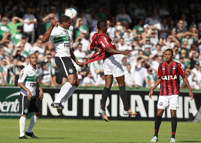 Pereira e Harrison em jogada aérea no Atletiba | 
