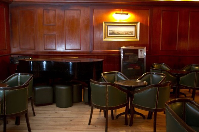 O bar do Piantella, com um piano ao fundo, no qual o senador cassado Demóstenes Torres cantou no ano passado para advogados que defendiam os réus do mensalão | 