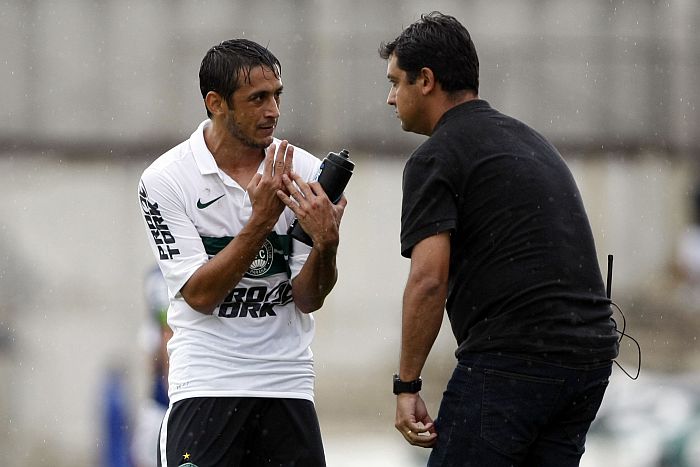 Marquinhos Santos orienta Robinho no empate com o Paraná: treinador gostou do posicionamento do Coritiba | Henry Milléo / Gazeta do Povo