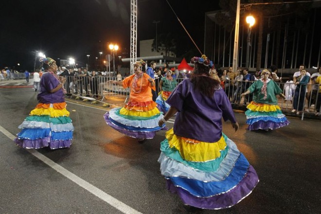 Ala das baianas da escola de samba Bairro Alto |